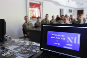 Policjant na spotkaniu z młodzieżą.