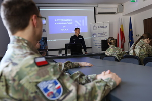 Policjant na spotkaniu z młodzieżą.