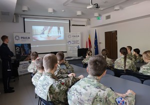 Policjant na spotkaniu z młodzieżą.