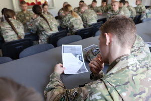 Policjant na spotkaniu z młodzieżą.