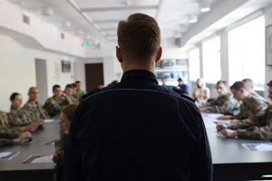 Policjant na spotkaniu z młodzieżą.