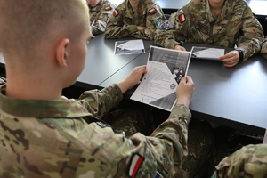 Policjant na spotkaniu z młodzieżą.