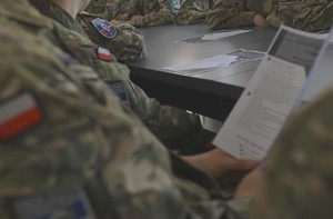 Policjant na spotkaniu z młodzieżą.