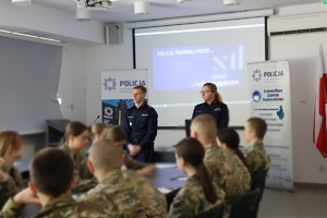 Policjant na spotkaniu z młodzieżą.