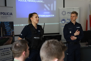 Policjanci na spotkaniu z młodzieżą.