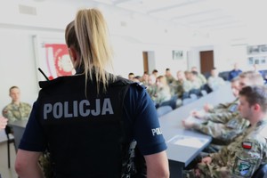 Policjanci na spotkaniu z młodzieżą.
