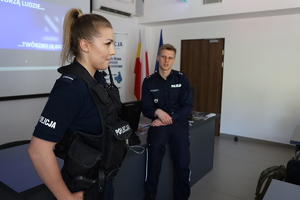 Policjanci na spotkaniu z młodzieżą.