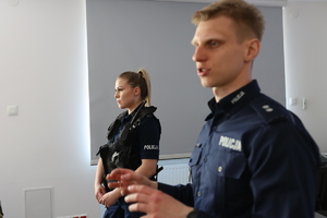 Policjanci na spotkaniu z młodzieżą.