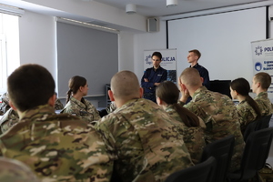 Policjanci na spotkaniu z młodzieżą.