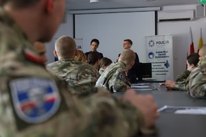 Policjanci na spotkaniu z młodzieżą.