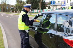 Policjanci kontrolują kierowców pod kątem stanu trzeźwości.