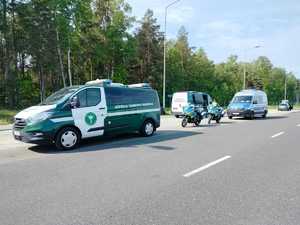 Pojazdy służbowe Policji i Inspekcji Transportu Drogowego.