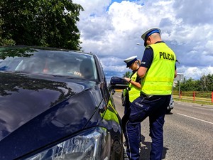 Policjanci kontrolujący pojazd