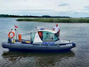 Policjanci nad wodą