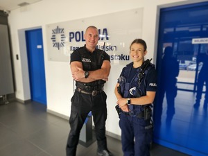 Policjantka ze strażnikiem miejskim w budynku
