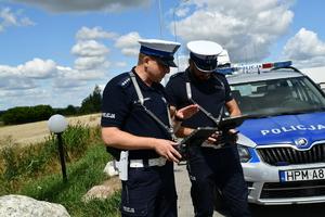 policjanci podczas służby na drodze