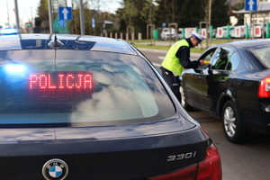 Policjant bada trzeźwość kierowcy