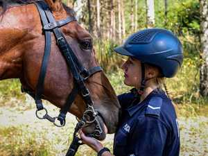 Policjantka przy koniu