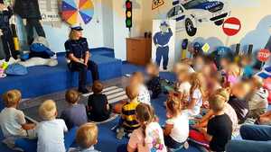Policjantka z dziećmi na zajęciach
