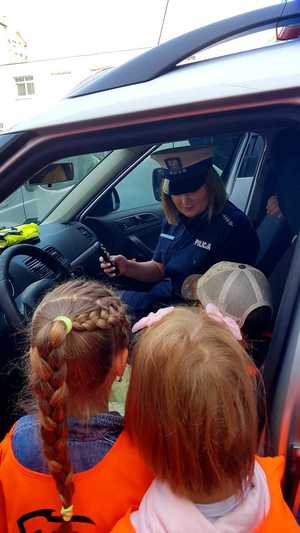 Policjantka z dziećmi na zajęciach