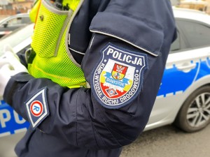 Rękaw kurtki policjanta z logo komendy.
