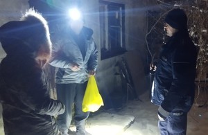 Policjanci z pracownikami odwiedzają osoby bezdomne i nieporadne życiowo.