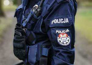 Policjant stojący bokiem