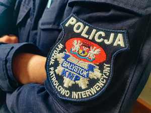 Logo na rękawie policjanta