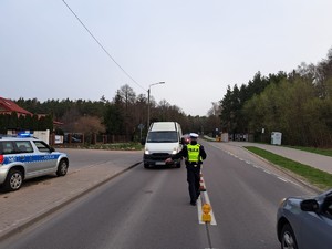 Policjanci sprawdzają trzeźwość kierowców