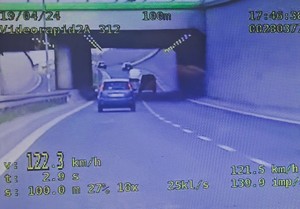 Ekran wideorejestratora z wyświetlonym pomiarem prędkości pojazdu jadącego przed radiowozem