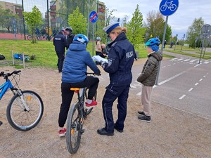 Policjanci na turniejach z bezpieczeństwa ruchu drogowego