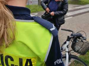 Policjantka stojąca przy rowerze