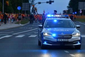 policjanci zabezpieczają mecz