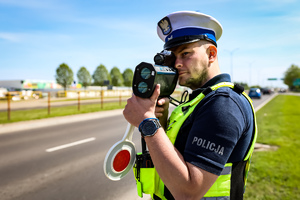 zdjęcie policjanta z miernikiem prędkości