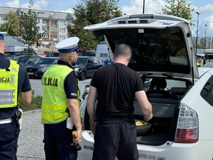 Policjanci podczas kontroli taksówki