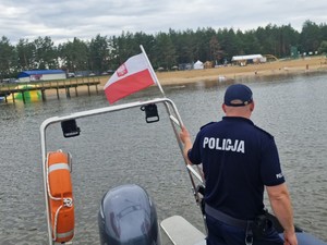 Policjanci kontrolują obszary wodne
