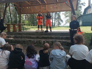 Policjanci na obozie harcerskim