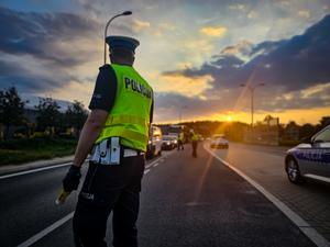 Policjanci kontrolują trzeźwość kierowców