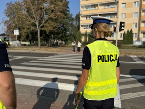 Policjanci przy szkołach rozdają dzieciom odbalski