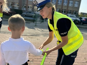 Policjanci przy szkołach rozdają dzieciom odbalski