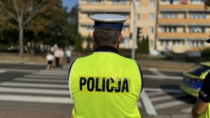 Policjanci przy szkołach rozdają dzieciom odbalski