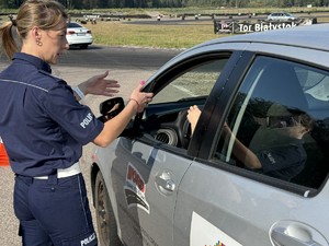 Policjanci podczas spotkania z młodzieżą na torze