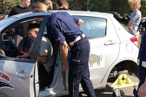 Policjanci podczas spotkania z młodzieżą na torze