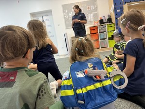 Policjantka z dziećmi