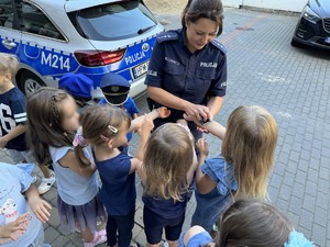 Policjantka z dziećmi