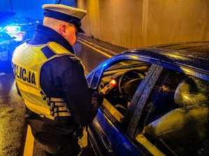 Policjnt podczas kontroli drogowej