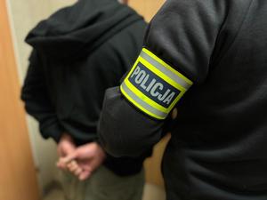 Policjant wykonujący czynności z zatrzymanym