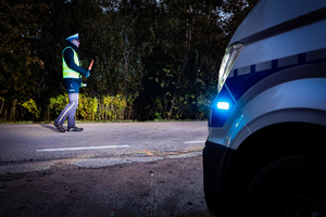 Policjanci kontrolują trzeźwość kierowców