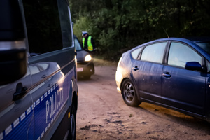 Policjanci kontrolują trzeźwość kierowców