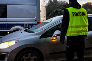 Policjanci kontrolują trzeźwość kierowców